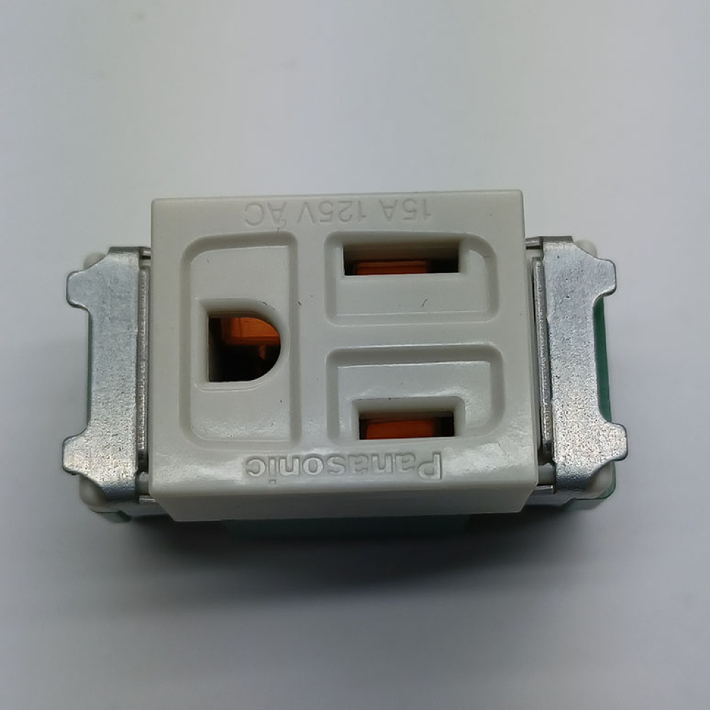 WNF1101 國際牌埋入式3P附接地插座